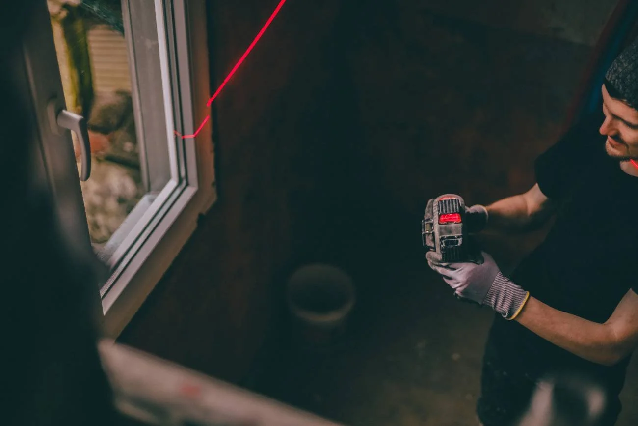 Tradesman using a construction laser level